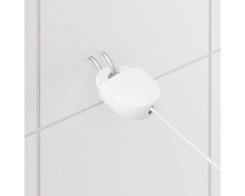 Stopcontacthouder met kabel aan een betegelde wand