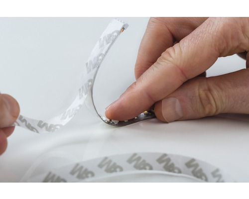 LED-strip met zelfklevende tape wordt aangebracht