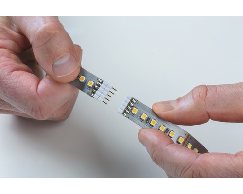 LED-stripconnector in handen