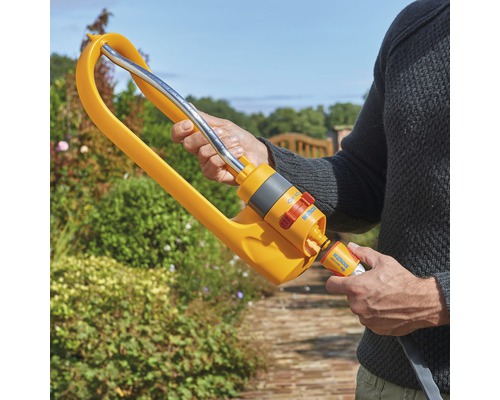 Tuinsproeier met slangaansluiting in gebruik