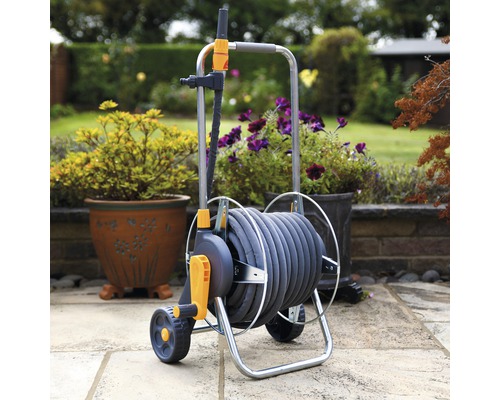 Tuinslangwagen met slang op een terras