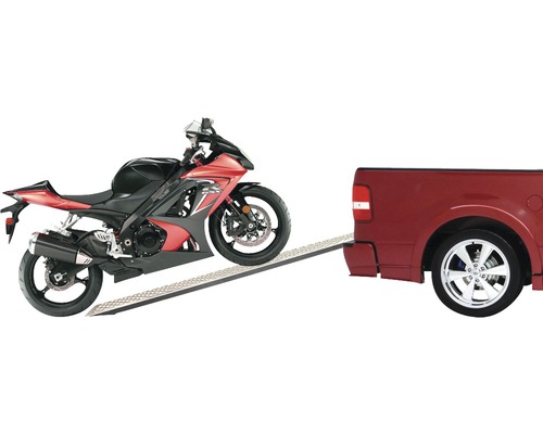 Motorfiets op een helling om in een vrachtwagen te laden