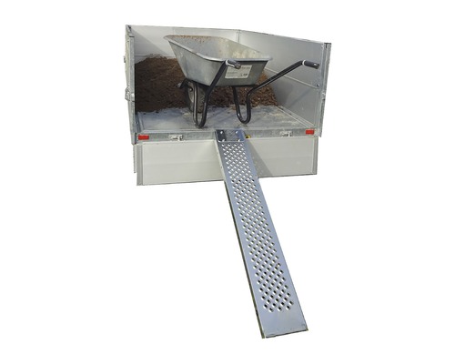 Aanhanger met hellingbaan en kruiwagen met aarde