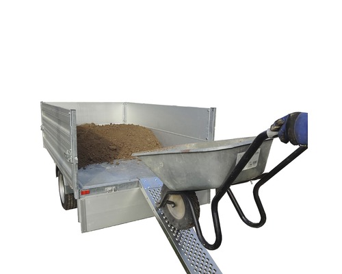 Aanhanger met enkele as, helling en kruiwagen gevuld met aarde