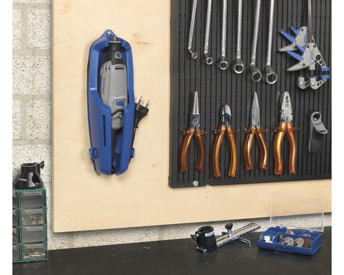 Werkplaatsmuur met gereedschap en Dremel Multitool in houder