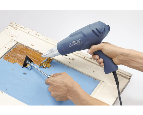 Verf verwijderen met een heteluchtpistool en een schraper.