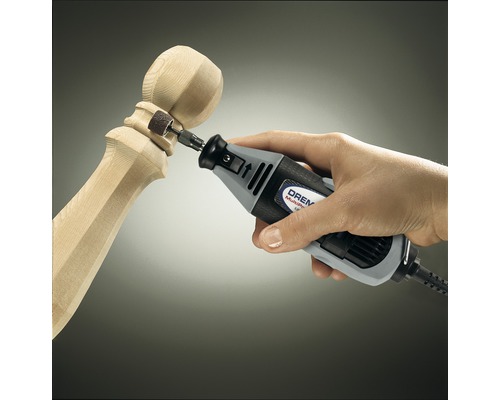 Dremel multifunctioneel gereedschap bij het bewerken van een stuk hout