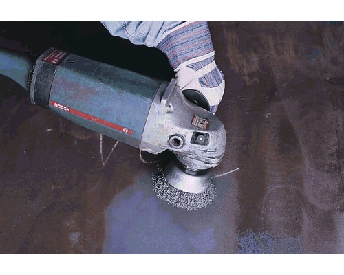 Een persoon gebruikt een Bosch hoekborstel voor het reinigen van een metalen oppervlak.