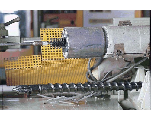 Extruderschroef met borstel voor reiniging