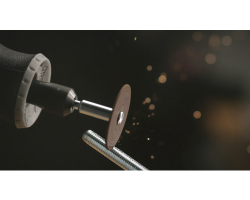 Multifunctioneel gereedschap met doorslijpschijf bij het doorslijpen van een draadstang