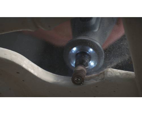 Een schuurmachine wordt gebruikt om een oppervlak te bewerken.