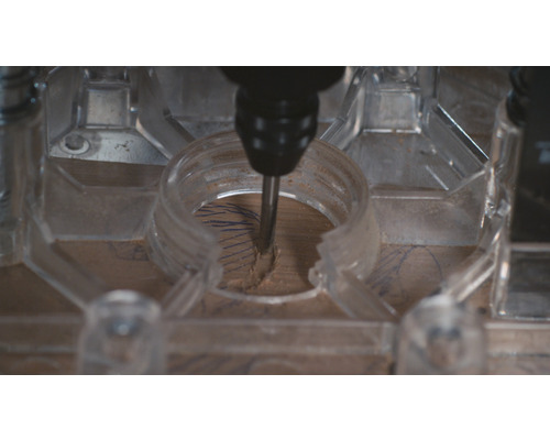 Close-up van een CNC-freesmachine die hout bewerkt