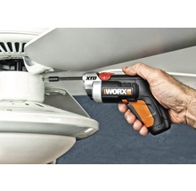 Worx accuschroevendraaier in gebruik op een plafondventilator