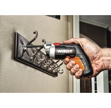 Een man bevestigt een kapstok met een accuschroevendraaier van Worx.