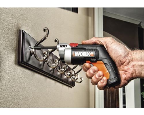 Een man bevestigt een kapstok met een accuschroevendraaier van Worx.