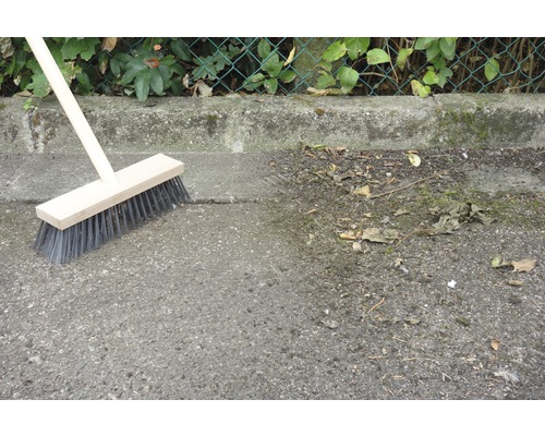 Straatbezem met houten steel voor het reinigen van bestrating