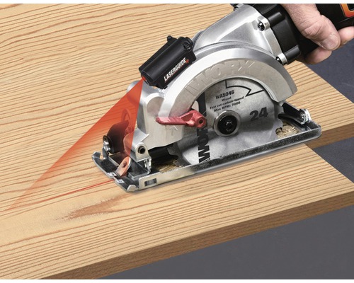 Handcirkelzaag bij het zagen van een houten plank met lasergeleiding