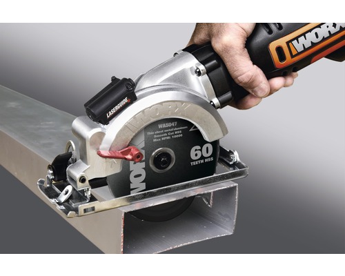 WORX metaalcirkelzaag bij het zagen van een metalen profiel