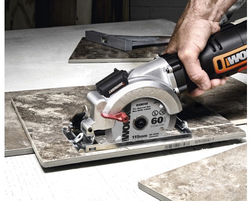 Tegelsnijder in gebruik voor het op maat snijden van tegels