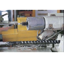 Schroefas in industriële omgeving