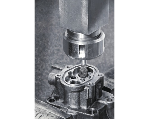 Metalen onderdeel wordt met een borstel bewerkt