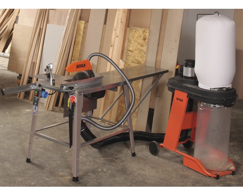 Tafelcirkelzaag met stofafzuigsysteem voor een stapel hout