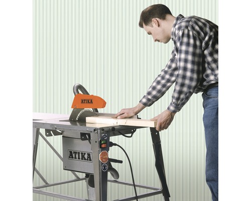 Man werkt met een Atika tafelcirkelzaag om hout te snijden.