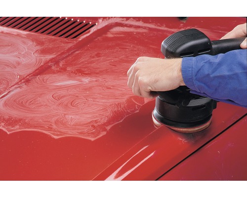 Een auto wordt gepolijst met een polijstmachine