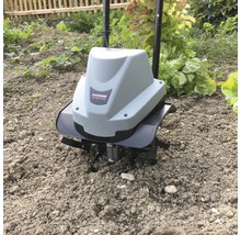 Motorfrees in gebruik in een tuinbed.