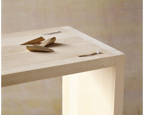 Houten tafel met houten wiggen voor meubelbevestiging