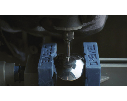 Dremel gereedschap bij het boren van een object in een bankschroef