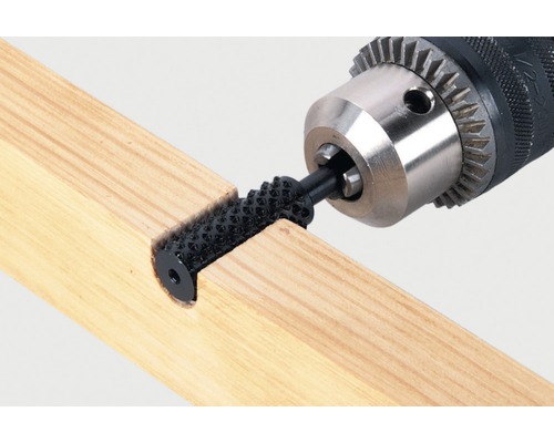 Houtfrees met boormachine op een stuk hout