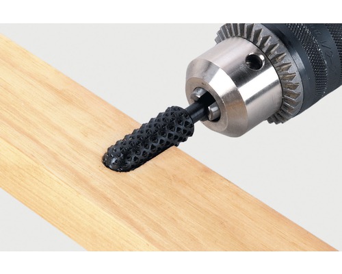 Rotatieve rasp aan een boormachine bij het bewerken van een stuk hout