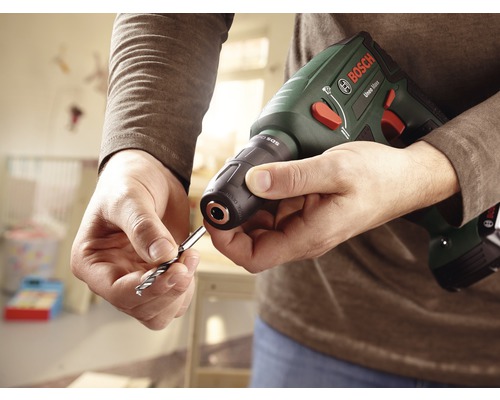 Een persoon verwisselt een boor op een Bosch boorhamer.