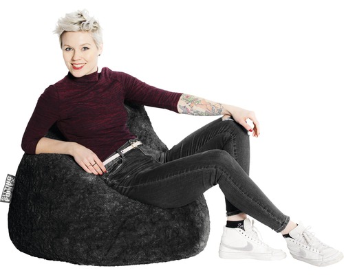 Vrouw zit op een grijze zitzak