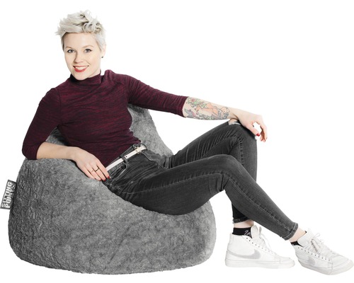 Vrouw zit in een grijze zitzak.