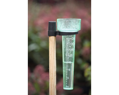 Regenmeter met niveau-indicator op houten stok