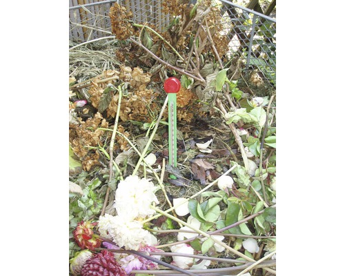 Composthoop met een thermometer voor temperatuurmeting