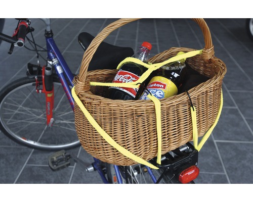 Fiets met rieten mand en drankflessen
