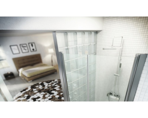 Badkamer met douchecabine en aangrenzende slaapkamer