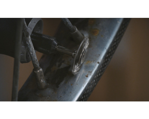 Close-up van een doorslijpschijf op een boormachine