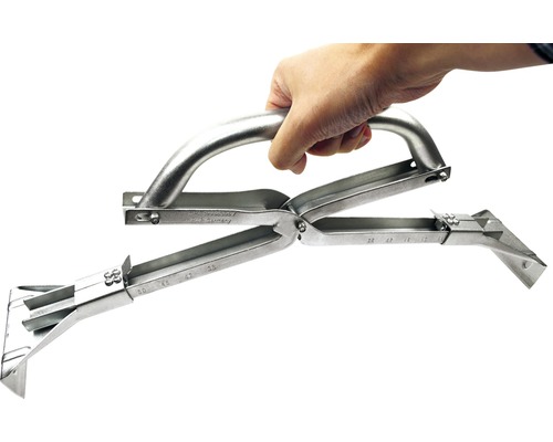 Hand houdt metalen gootrichtgereedschap vast