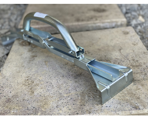Straatklem van metaal voor het heffen van straatstenen