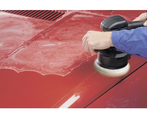 Autolak wordt gepolijst met een polijstmachine