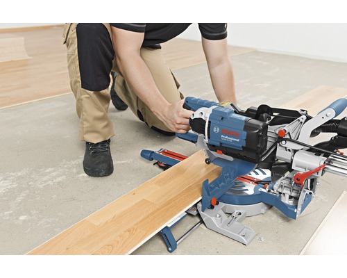 Man snijdt laminaat met een verstekzaag