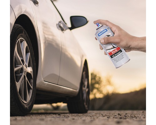 Een hand houdt een spuitbus Maston Etch 1K Primer vast voor een auto.