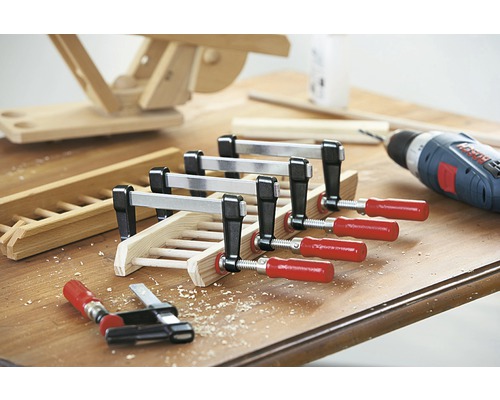 Werkbank met houten constructie, lijmklemmen en accuschroevendraaier