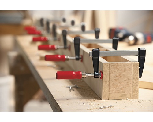 Houten werkstuk wordt met lijmklemmen verlijmd