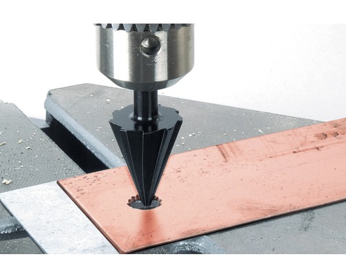 Ontbramer op een boormachine bij het ontbramen van een metalen plaat