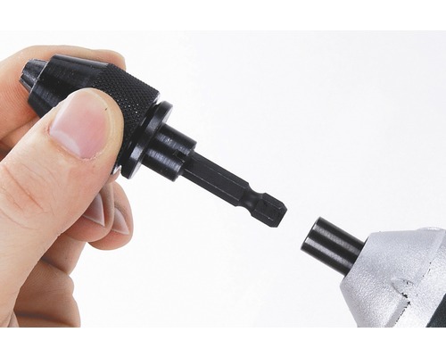 Hand houdt snelspanboorkopadapter voor boormachine